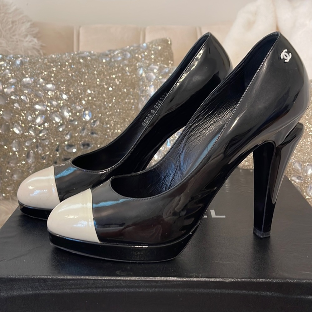 CHANEL PUMPS HEELS Two Tone Sz 41 with individual dust bags & ORIGINAL BOX!